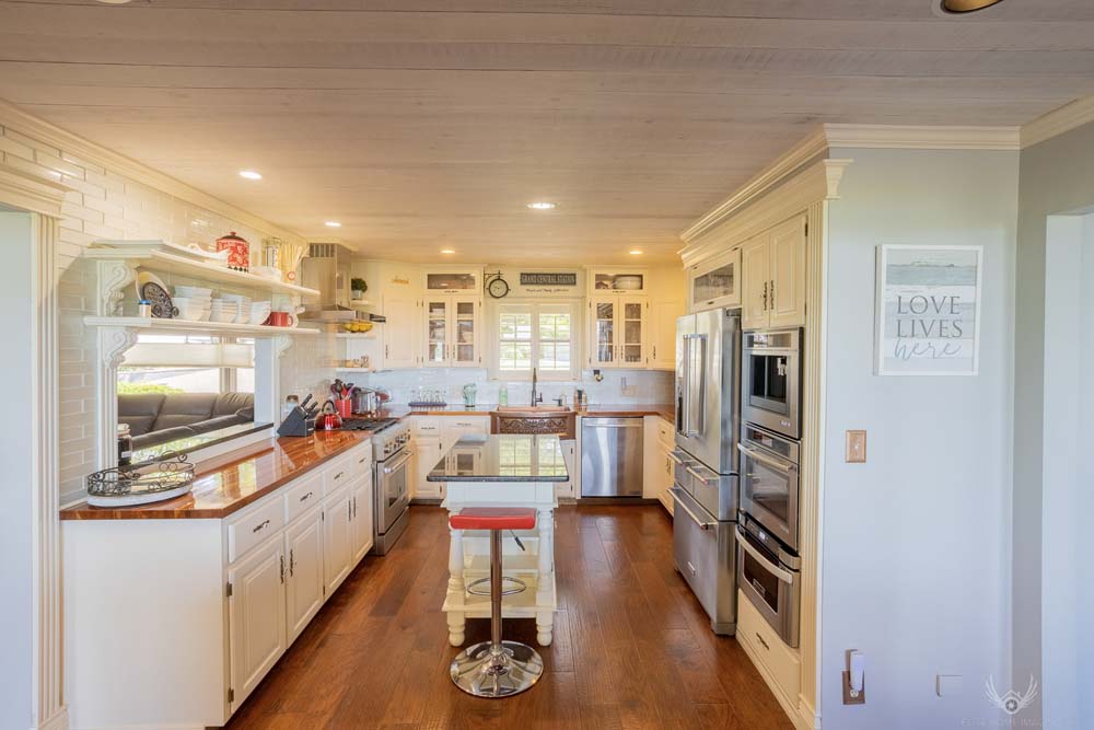 chef's kitchen in vacation home rental